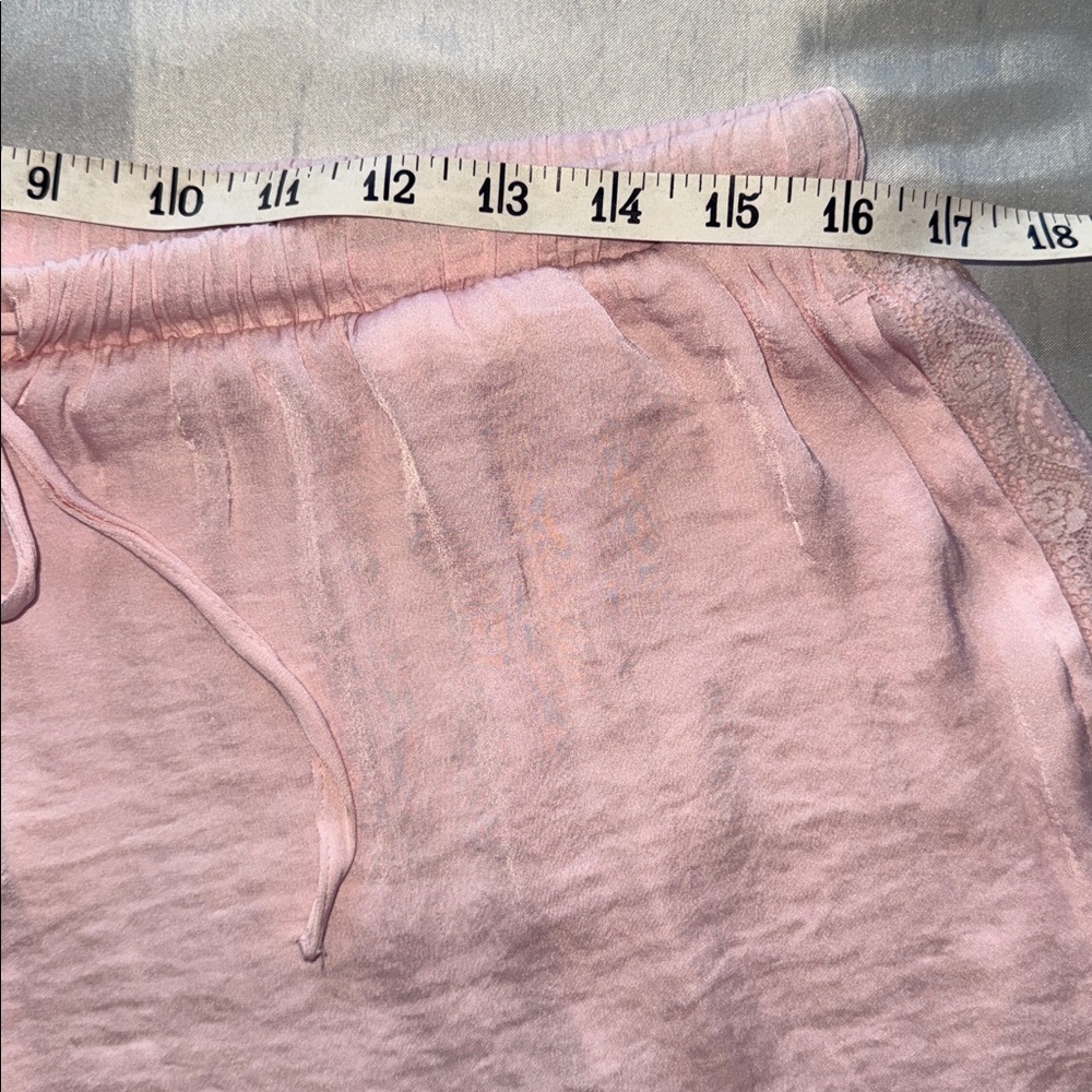 Van Winkle Co. Matte Silk Pink Pajama Set V-Neck & Drawstring Shorts Lacey Sz L - Picture 4 of 14